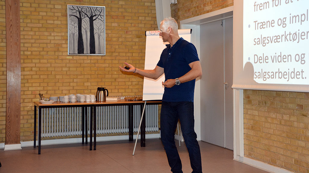 Lars underviser på kursus i salg hos NEET