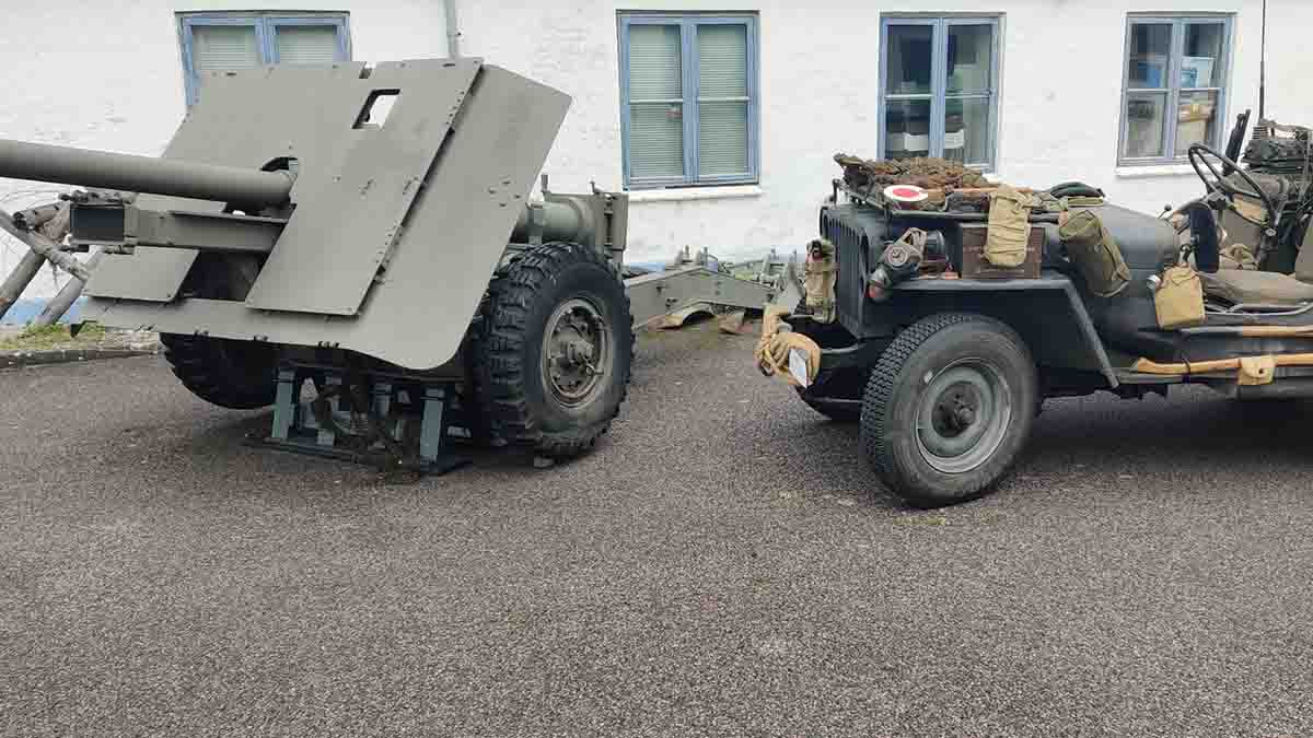 militrækøretøjer til vintage aerobatic meeting