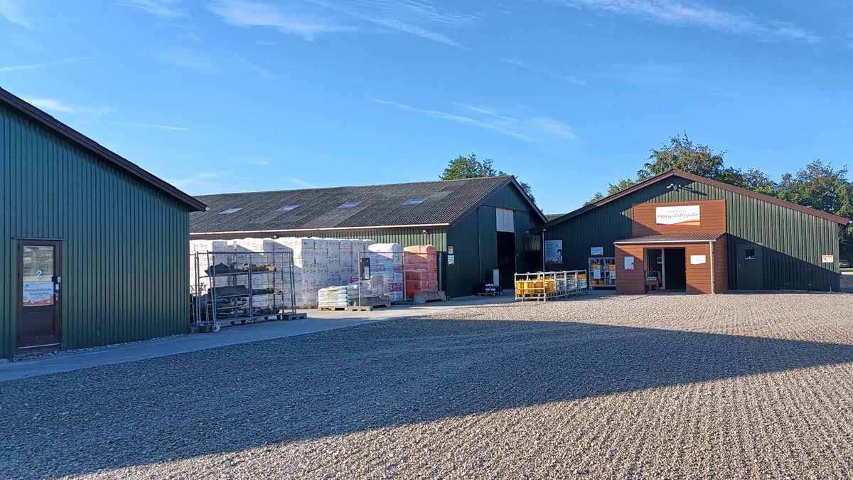 Butikken set udefra i 2023