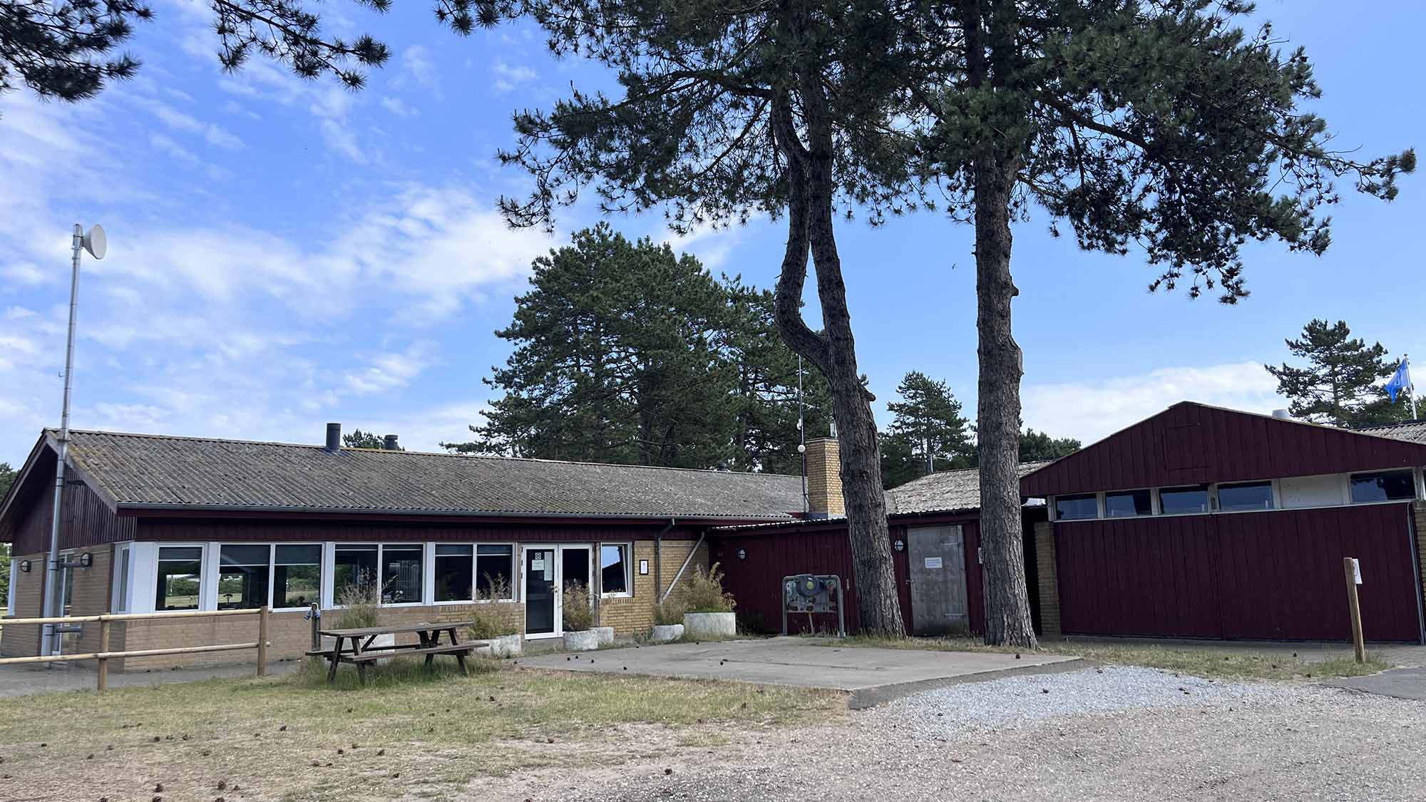 Flyvesandet slidte bygninger